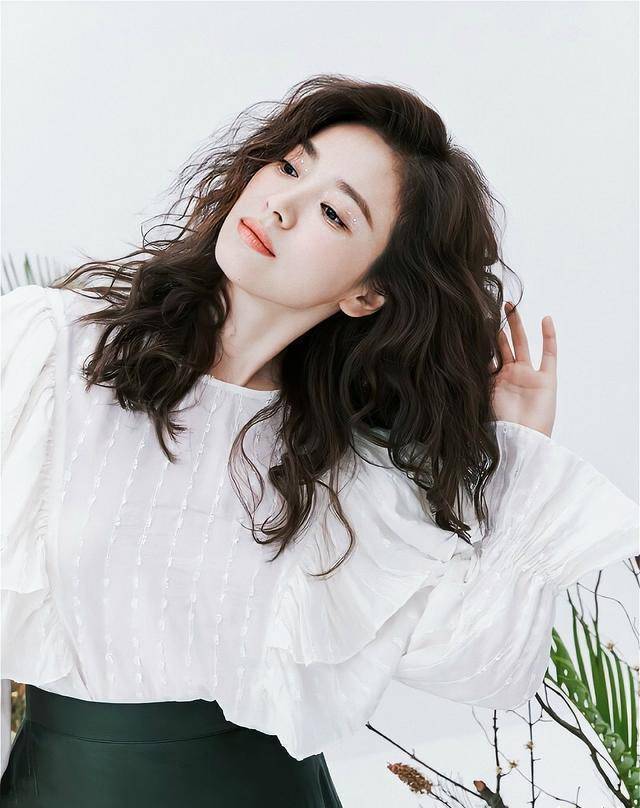 39岁宋慧乔生图都不显老,黑色方领裙配尚美巴黎首饰,时尚高贵_款式_气