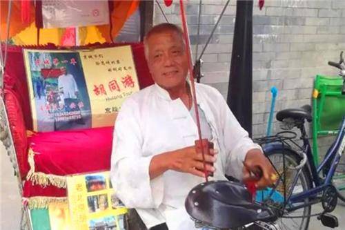 在当时,三轮车还是短途的主要交通方式,安林头一天蹬三轮,就赚了70多