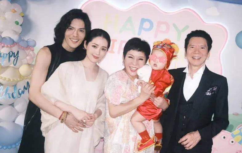 原创向佐郭碧婷全家出游向华强陪孙子孙女一脸开心75岁仍精神矍铄