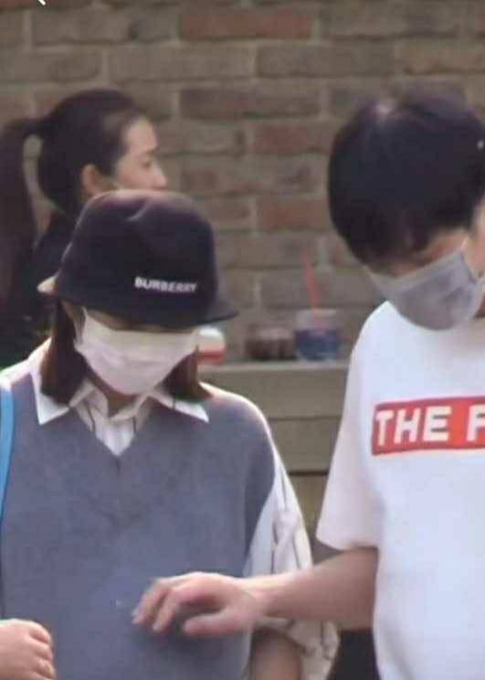 等到唐艺昕和张若昀两个人真正官宣结婚喜讯的时候,大家又都在关注两