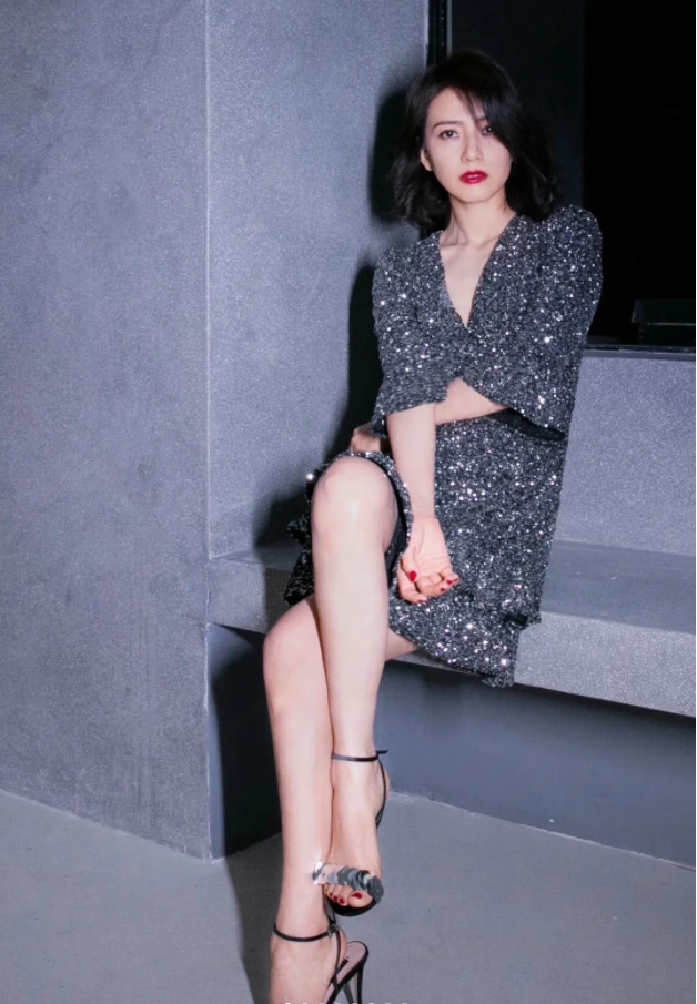 高圆圆在机场吃泡面画面曝光!脖子青筋微露舔嘴唇,谁看了不迷糊