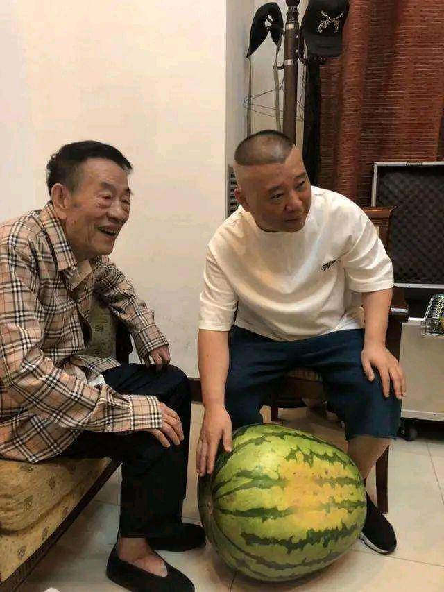 郭德纲是一个相声演员,但他更是一个商人,商人都懂得经营之道,他是在