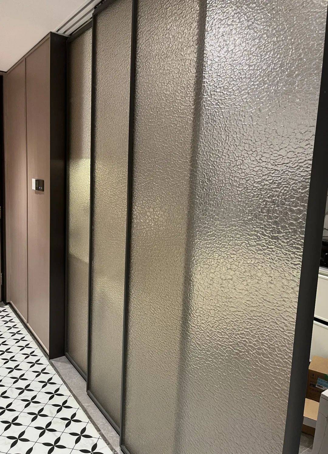 厨房的玻璃移门是万豪同款的水纹夹丝玻璃:样板间进门就是白雪公主