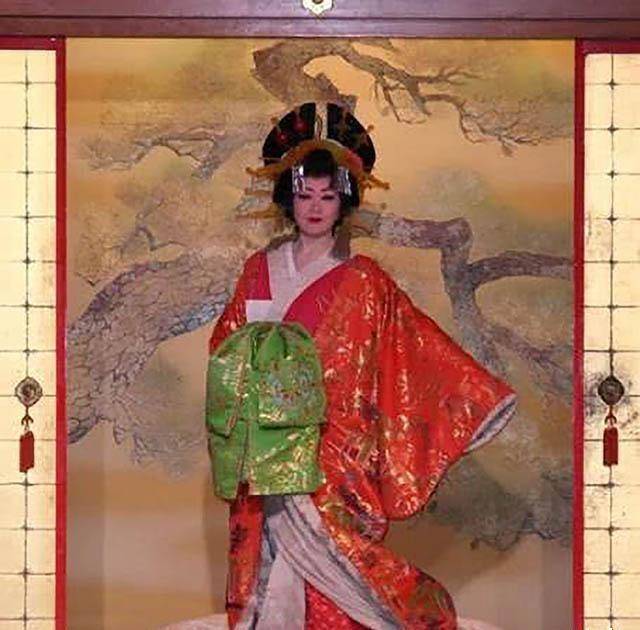 日本花魁:地位比客人还尊贵,有权拒绝客人,但28岁必