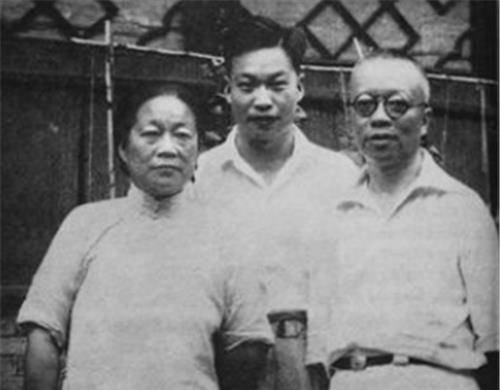 这位父亲叫钱玄同,原名钱夏,五四运动前夕将名字改为玄同,钱玄同出生