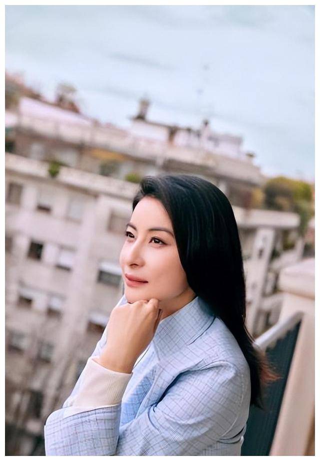 郭晶晶端庄如正宫,章小蕙60岁脸势惊艳!_年龄_米兰_时装周