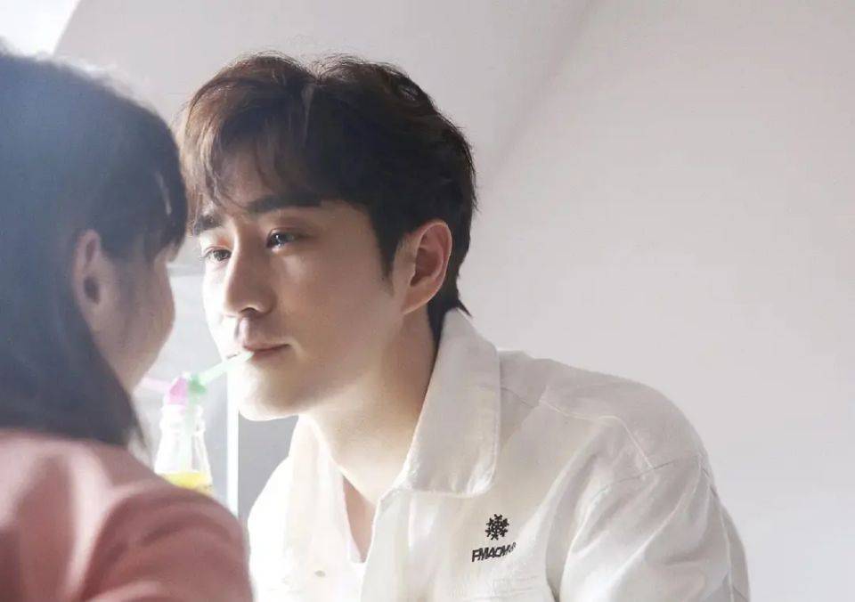 毛晓彤晒夏日清凉照, 秀"少女身材",否认和杨玏恋情?_陈翔_皮肤_穿着