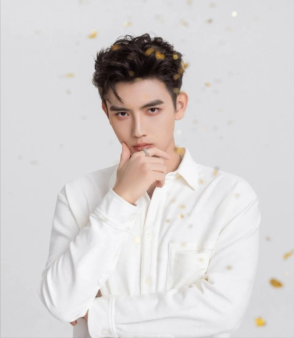 与女网红亲密近照曝光,涉及加入女方婚姻_吴签_网友_照片