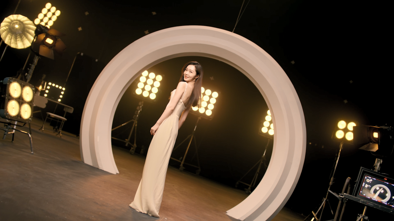 在首发的宣传广告片中,宋轶一头柔亮顺滑的秀发尤为引人注目,自信的