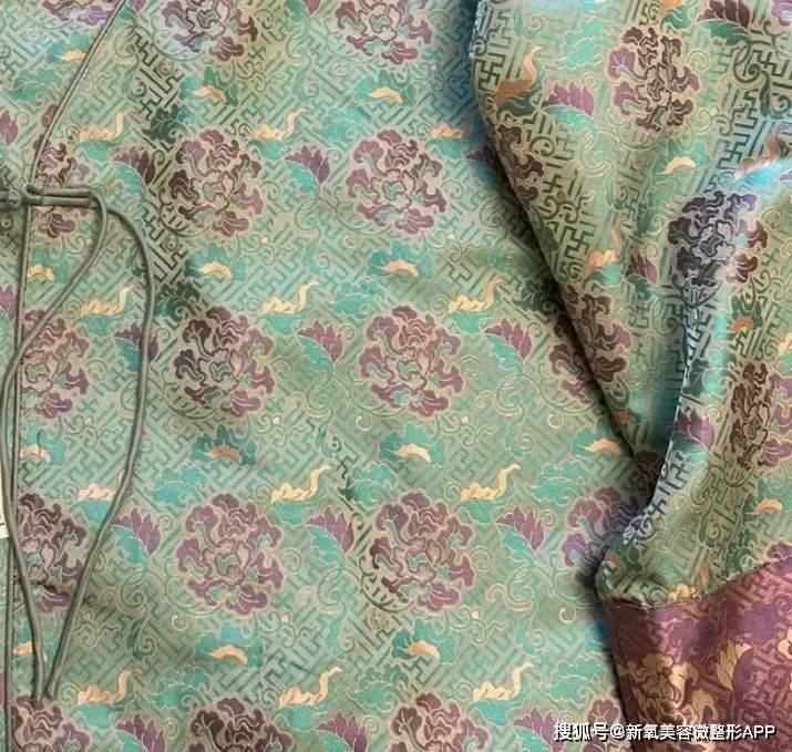 杨幂和倪妮也没想到,会在这件事上成为竞对吧_奢侈品_花纹_布料