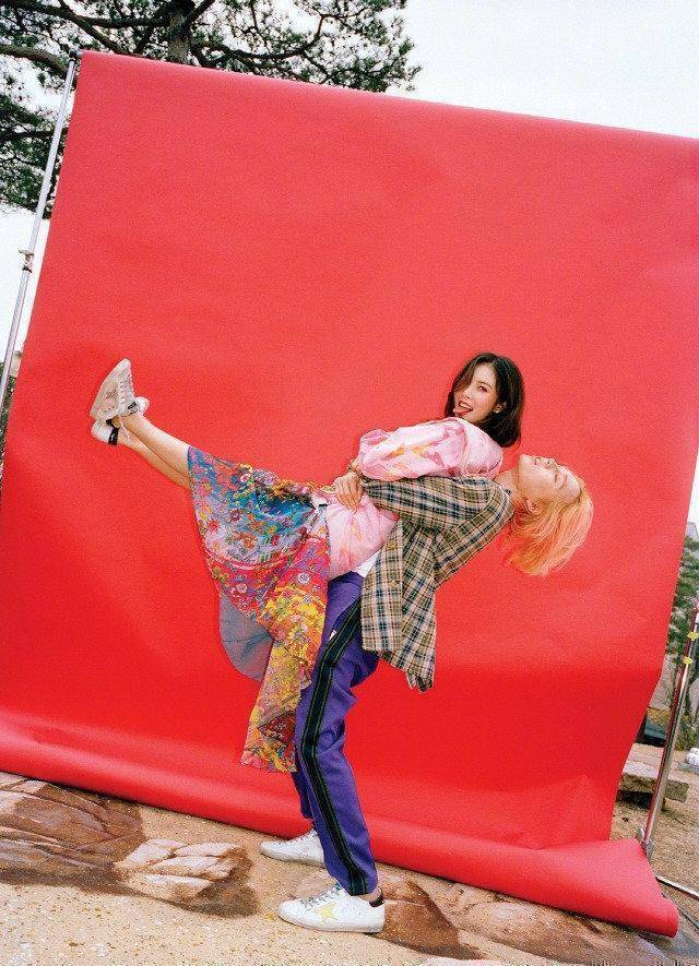 泫雅金晓钟同框,演绎时尚大片,展现个性时尚魅力_外套_黑色_运动鞋