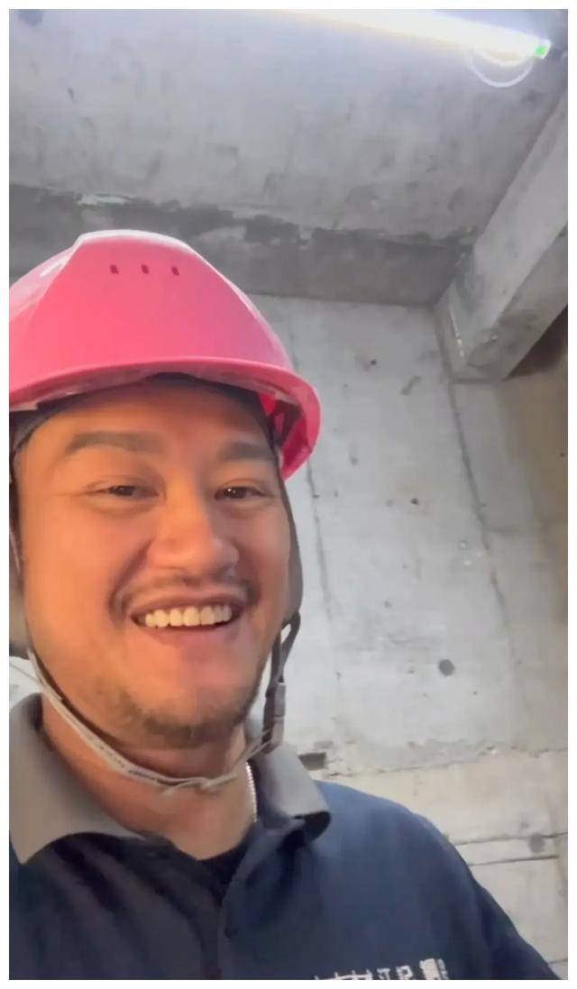 吴浩康主题公园开秀,歌迷支持满满,感受你的改变._家庭_生活_明星