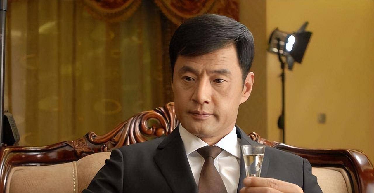 62岁妻子坚决要离婚,于荣光:钱我赚饭我做,35年0绯闻,凭什么_王玉苓