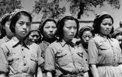 女战士屡立奇功有一个日本兵看银金花是个女的,就想冲过来俘虏她.