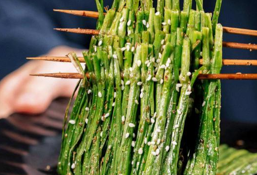 吃烧烤时,男生最喜欢点下面三种食物,第二种女生却不喜欢_金针菇_韭菜