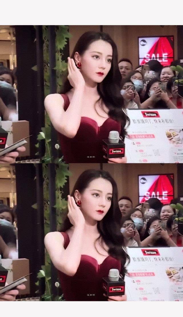 原创迪丽热巴出席活动一袭酒红长裙尽显好身材网友美的太离谱