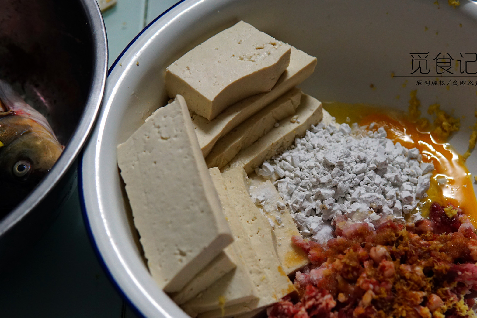 生抽5勺,蚝油三勺,糖两勺,盐适量,五香粉一勺,花椒粉半勺食材:豆腐