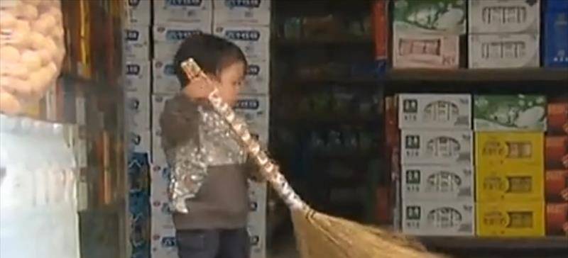 原创最矮袖珍人吴康年龄33岁颜值却停在了两岁他如何养活自己