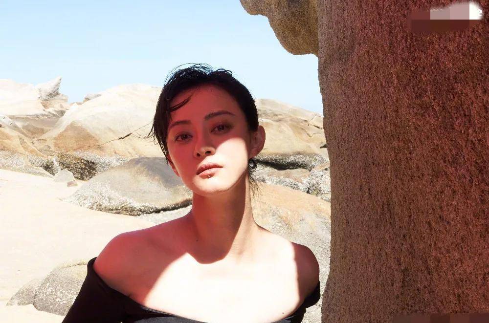 孙俪最新海边大片释出,穿抹身材长裙时尚撩人,大秀精致火辣身材_娘娘