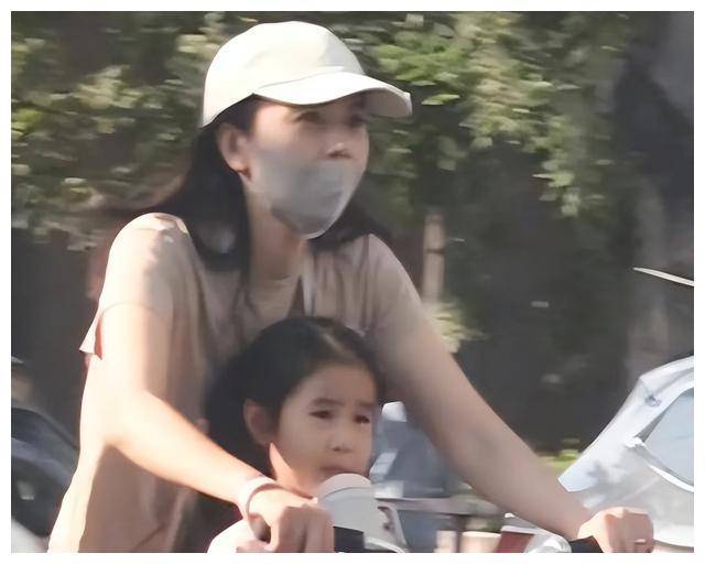 高圆圆和赵又廷教女儿骑单车,5岁rhea高清照片曝光,神似父母.