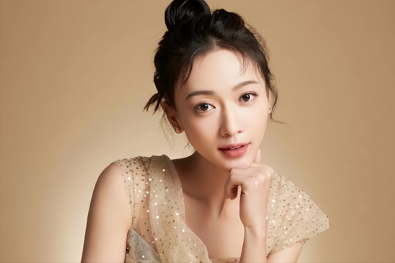 在电影《老炮儿》中,她只有几秒镜头,一两句台词,人们没记住她,也没认