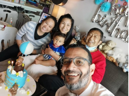 原创郑佩佩前夫近照穿红色卫衣为外孙庆生同框女儿一家比女婿年轻