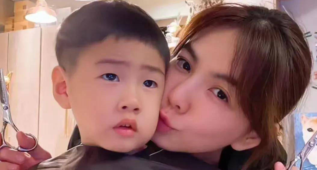 ella自曝在家裸体被7岁儿子阻止,ella:你不想看就别来我房间!