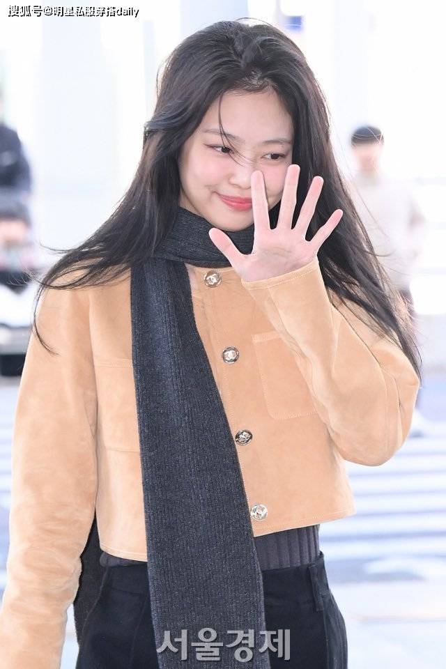 jennie穿香奈儿外套搭黑色围巾黑色阔腿裤,笑容灿烂软萌又有稚气_感觉