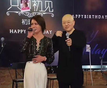 辛巴合伙人伽柏参加婚礼,送2沓现金红包似板砖,被曝已随礼100万_视频