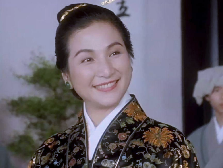 原创郑佩佩前夫近照穿红色卫衣为外孙庆生同框女儿一家比女婿年轻