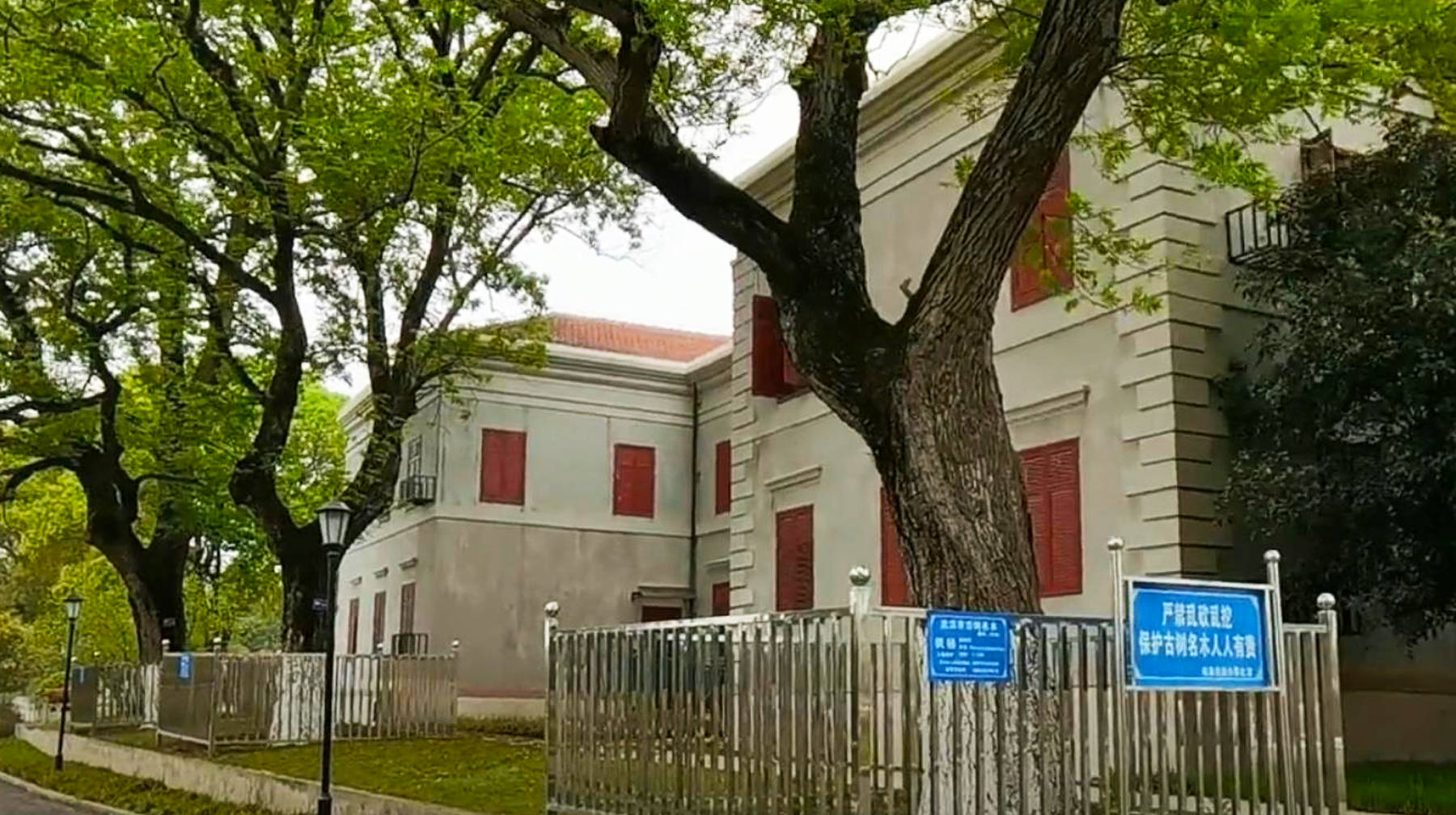 东西湖区有座百年教堂,被茂盛山林环绕,古朴风景适合随拍_建筑_柏泉