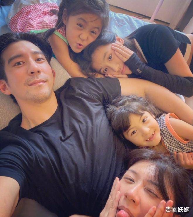 贾静雯晒女儿近照,4岁波妞扎长辫好淑女,6岁咘咘大波浪卷超俏皮_小