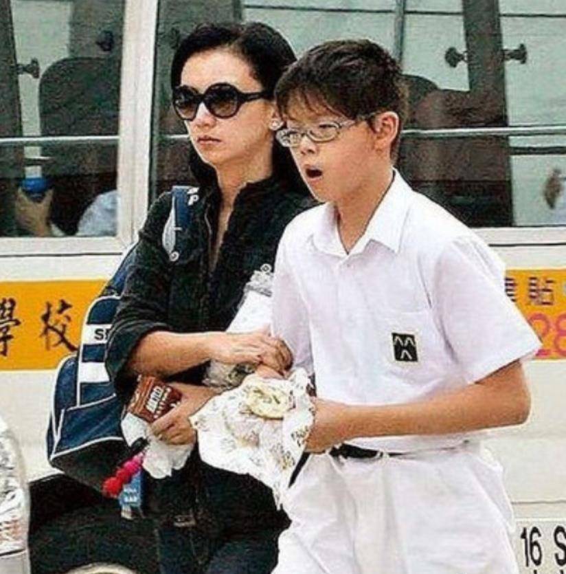 曾华倩家庭富庶,又是幼女,父母自是将她当掌上明珠一般对待,长大后的