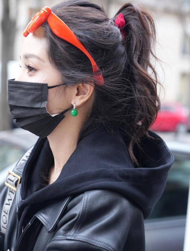 原创杨幂巴黎时装周造型曝光穿貂皮大衣留大波浪风姿绰约手机亮了