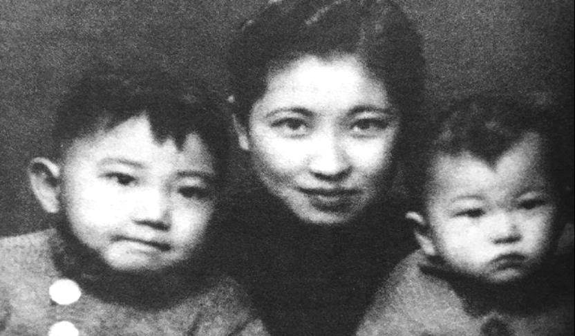 朱梅馥不再是那个整天跟在傅先生屁股后面蹭吃蹭喝的小娃娃了,而傅