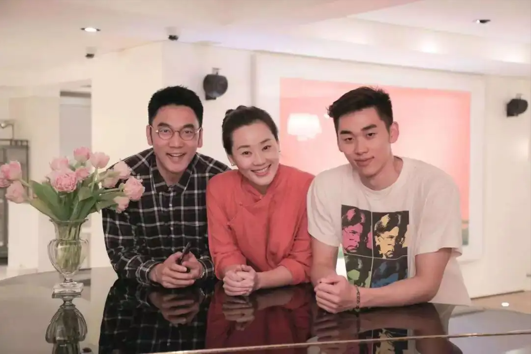 林依轮儿子林子濠毕业,与女友拥抱庆祝,两子均学习恋爱两不误