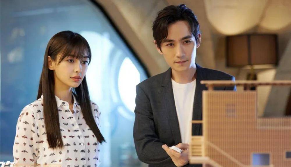 朱一龙饰演的建筑设计师井然,又给邓伦做配.