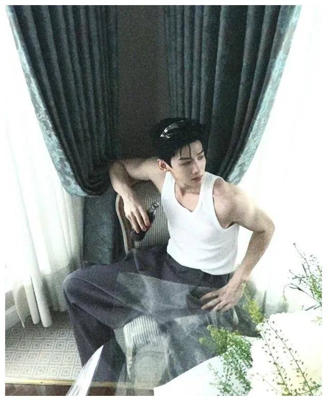 怀柔王子,白敬亭,引领时尚潮流,风采绝伦._认可_才华_观众