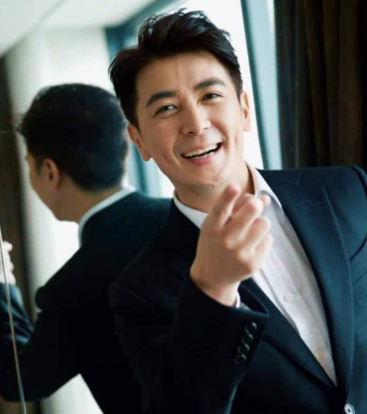 他曾是"最帅老师",娶大6岁妻子,老婆是我们熟悉的她_保剑锋_明星_演技