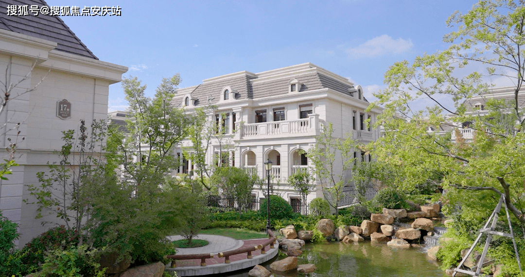 外立面采用葡萄牙白摩卡天然石材,每一块都造价不菲.