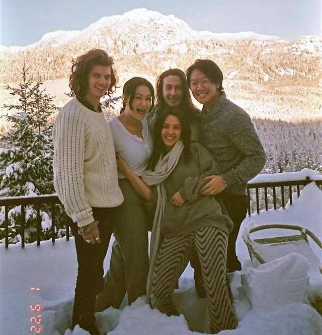 钟丽缇大女儿近照引争议衣着不整与男友人躺浴缸已两年未归家