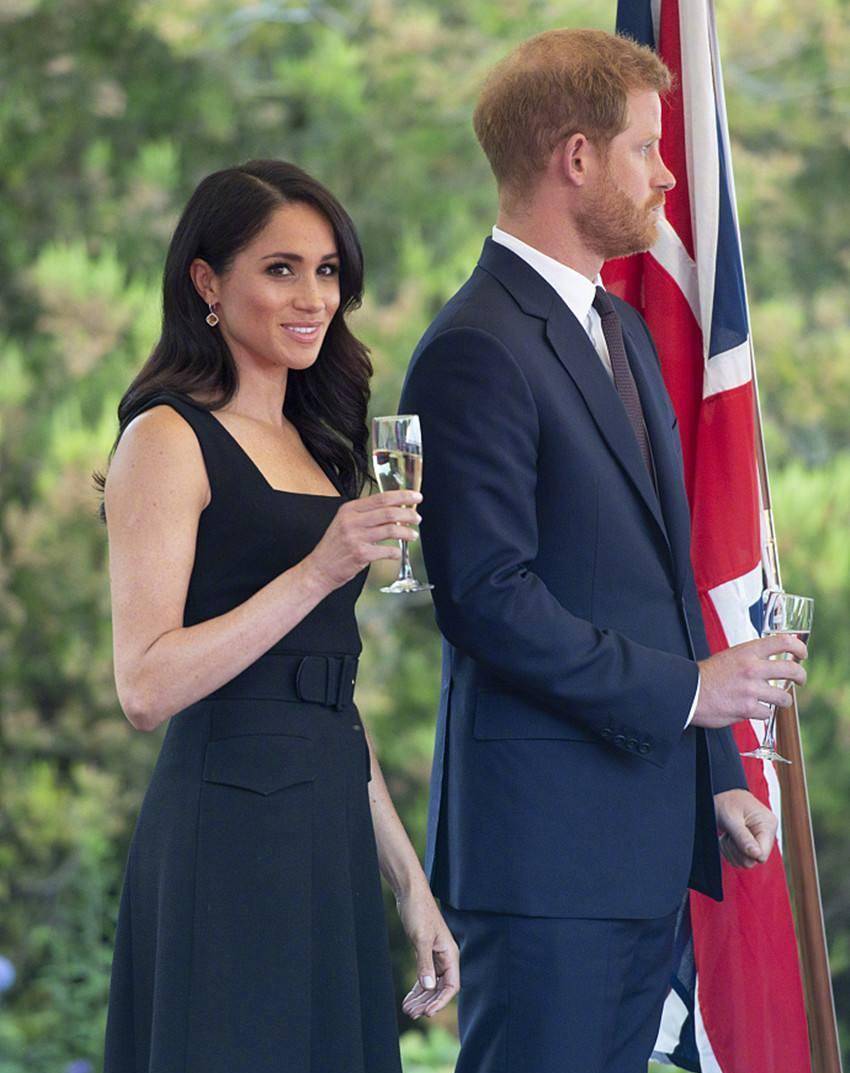 原创梅根哈里下个月退出皇室梅根发小曾说她想做第二个戴安娜王妃