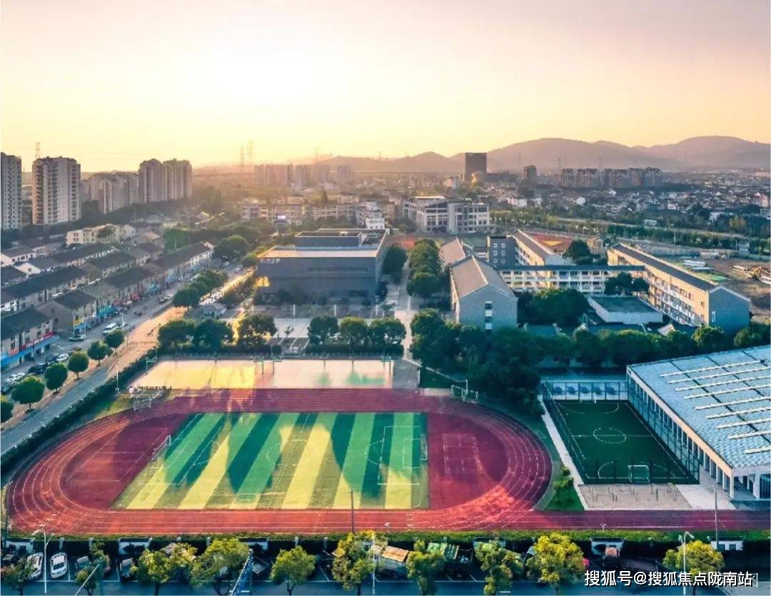 胥口中学,胥江实验小学名校在侧,书声琅琅.