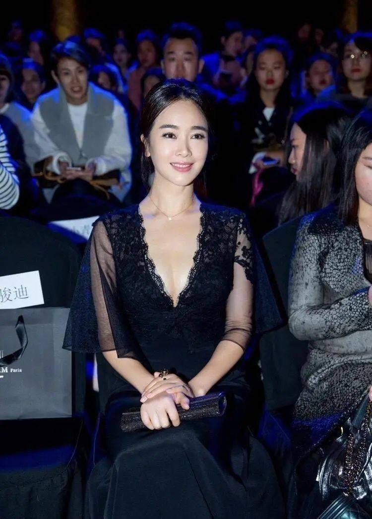 46岁左小青身材真丰腴!