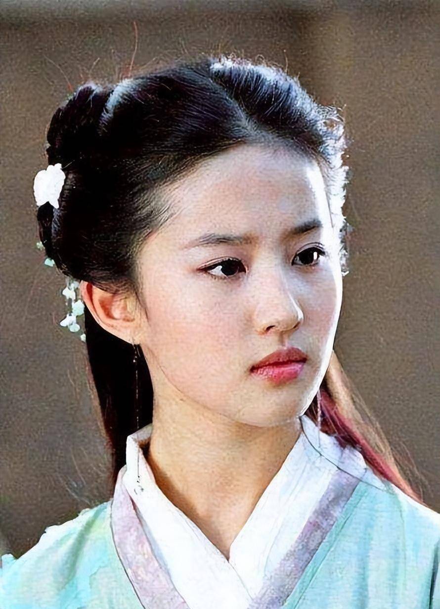 年他考上了北京电影学院表演系,与"小龙女"刘亦菲,罗晋,江一燕等人成