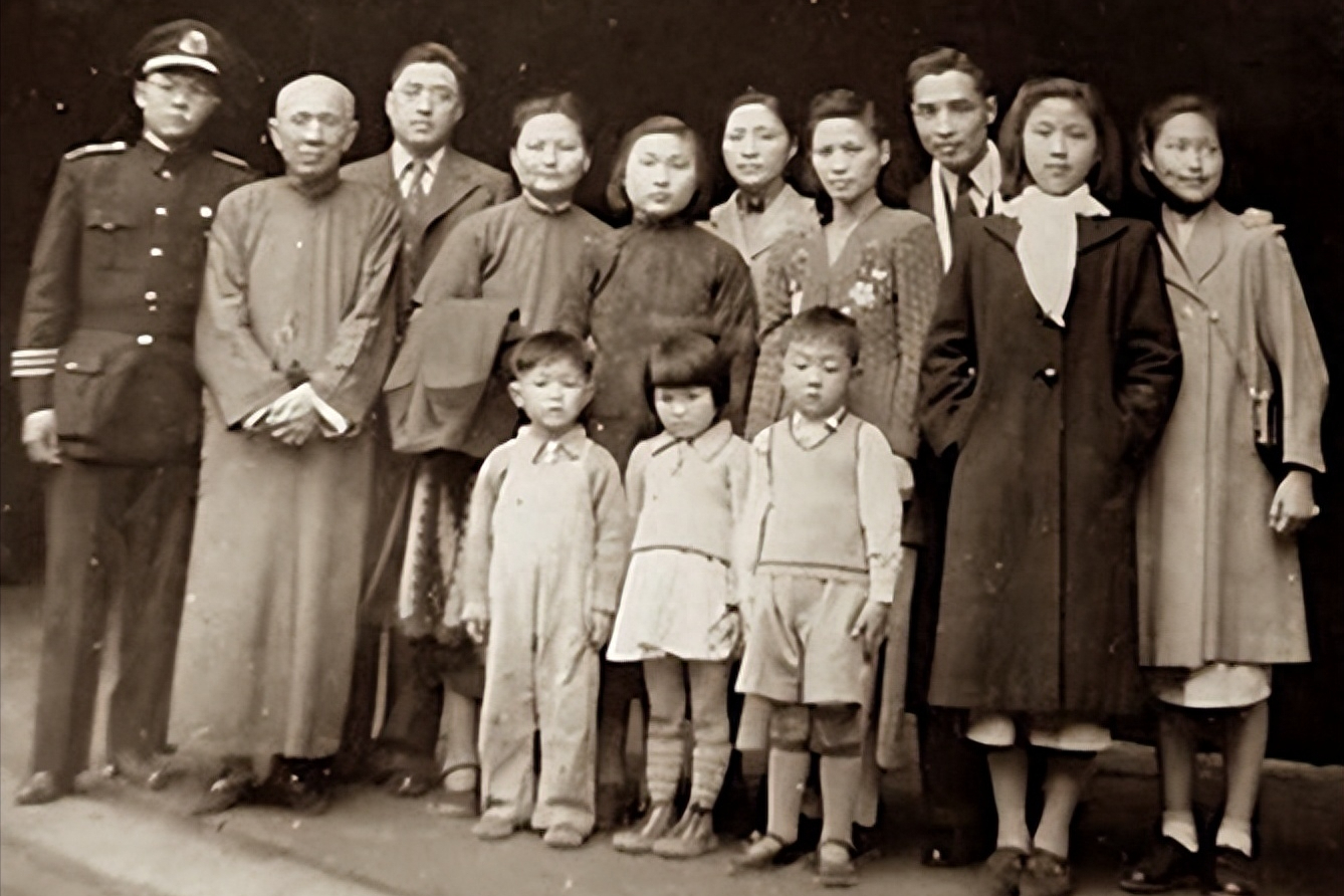 生活,住过寺庙,捡过垃圾……为了逃离父亲的魔爪,于是他离家出走了