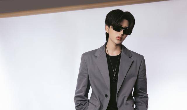 原创蔡徐坤西装墨镜照上热搜网友妥妥的霸道总裁既视感