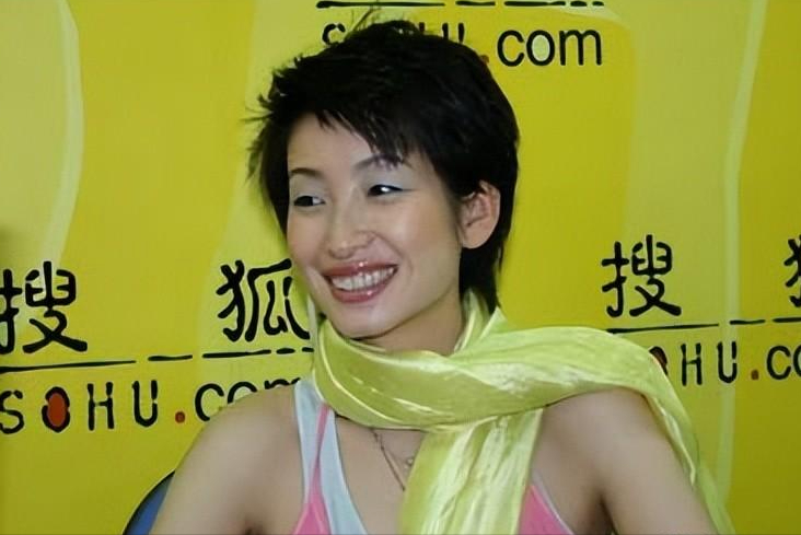 在其他同学还在抱怨要早起练功的时候,秦海璐却更早地来到教室,独自