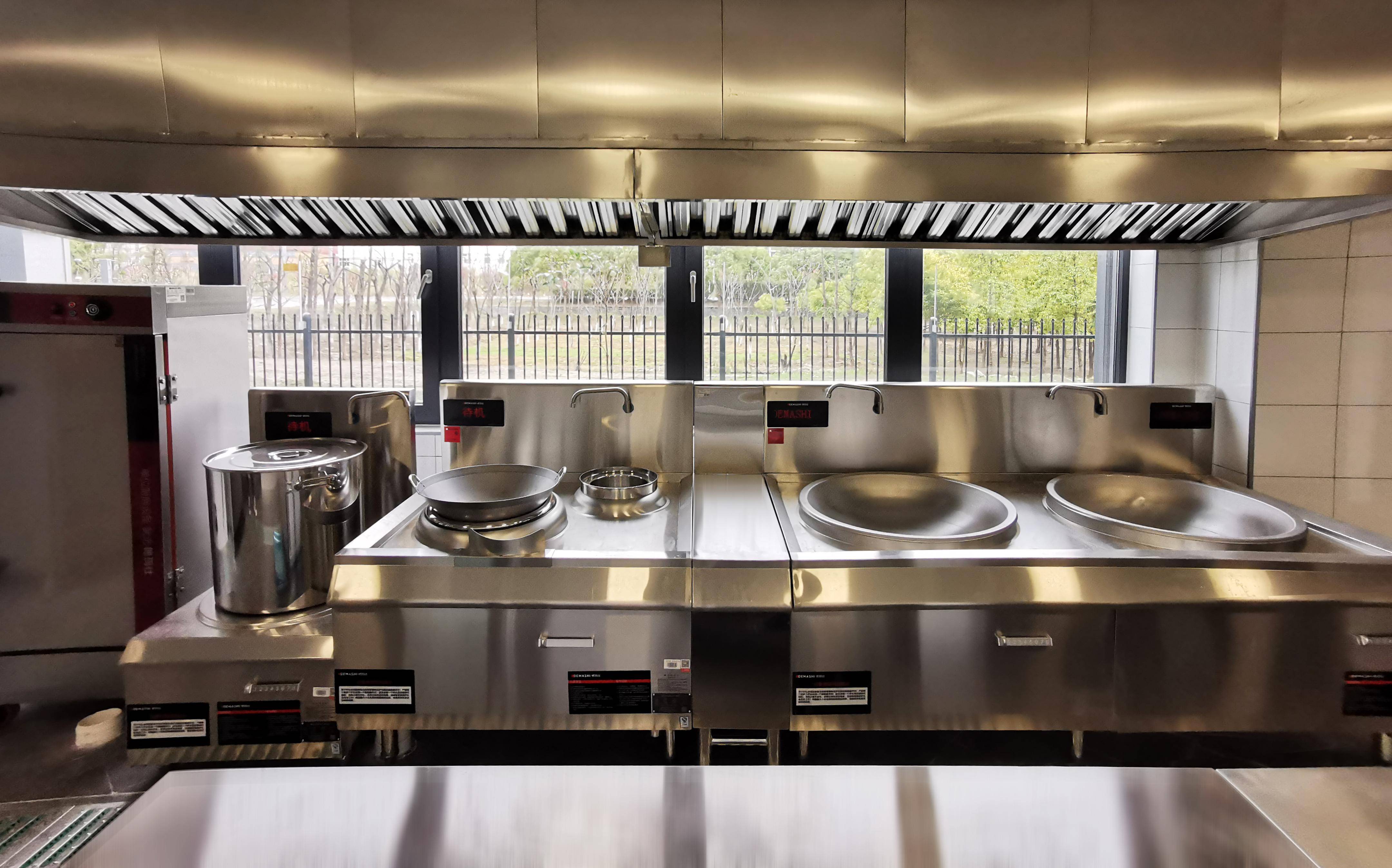 德玛仕创新性地在单位厨房引入家装行业的3d立体效果图概念,在施工