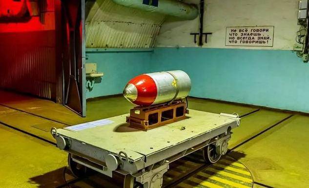 中国中子弹的诞生背景可以追溯到上世纪70年代中期,当时美苏争霸进入